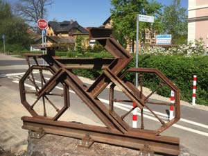 Fahrradkonstruktion aus Bahnschienen Fahrradkonstruktion aus Bahnschienen
