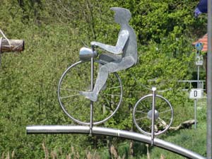 Radfahrer aus Metall über Werra Radfahrer aus Metall über Werra